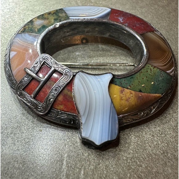 Victorian/Art Nouveau Scottish Agate brooch. 9 stones with silver buckle. - Picture 4 of 4